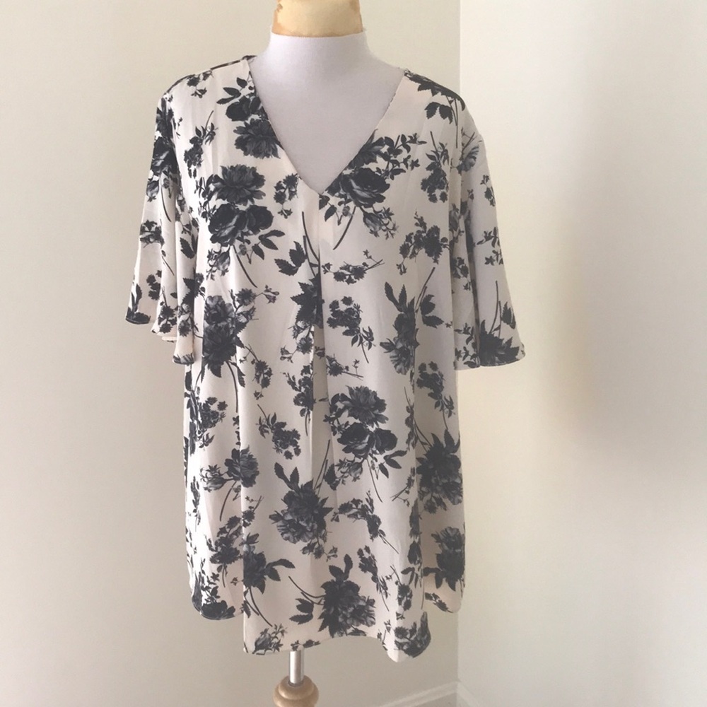 New! Anyally 2XL floral v neck blouse.